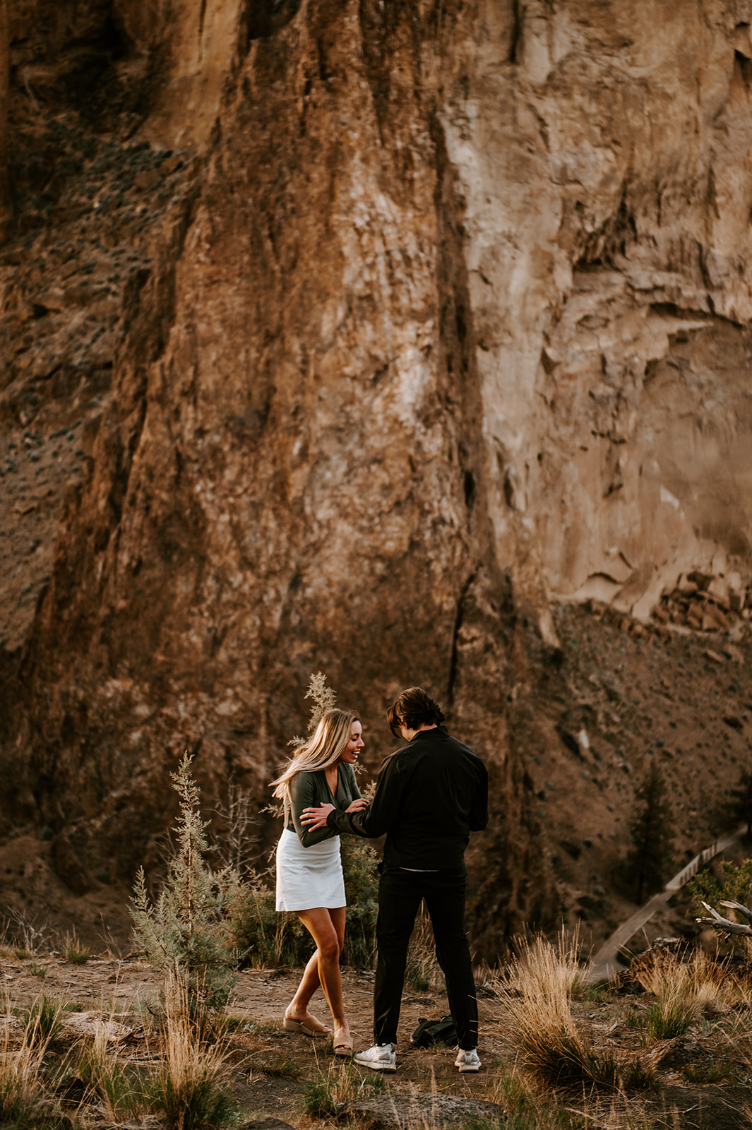 Girlfriend says yes to surprise proposal at smith rock 