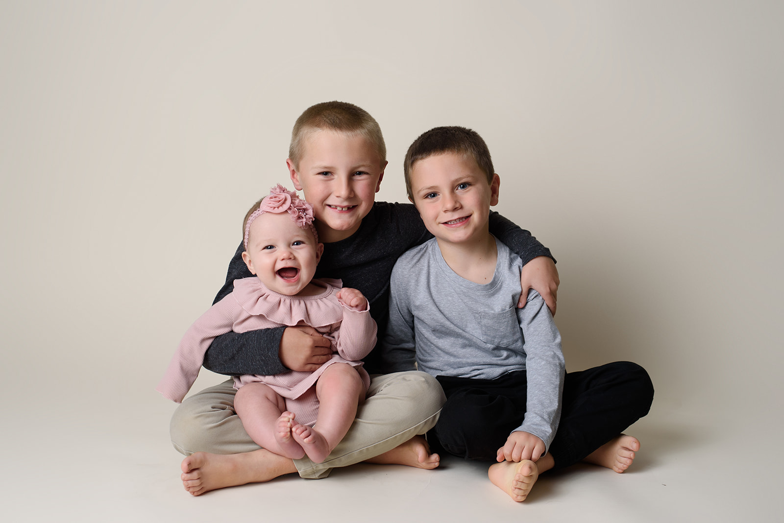 A sibling photo during a 6 month milestone session at Rachel Mummert Photography