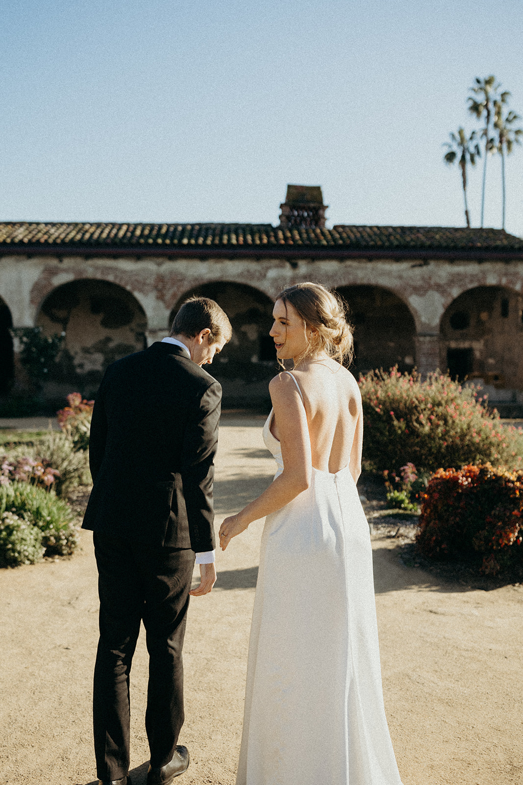 cute candid couple at the mission san juan capistrano