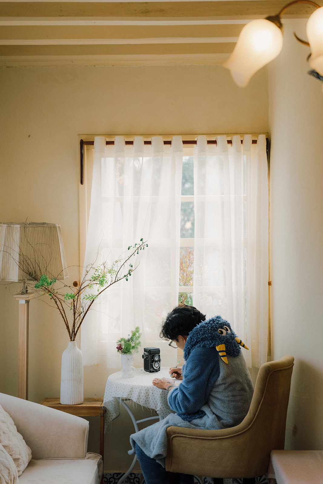 groom writing down the vow in a Dalat villa room