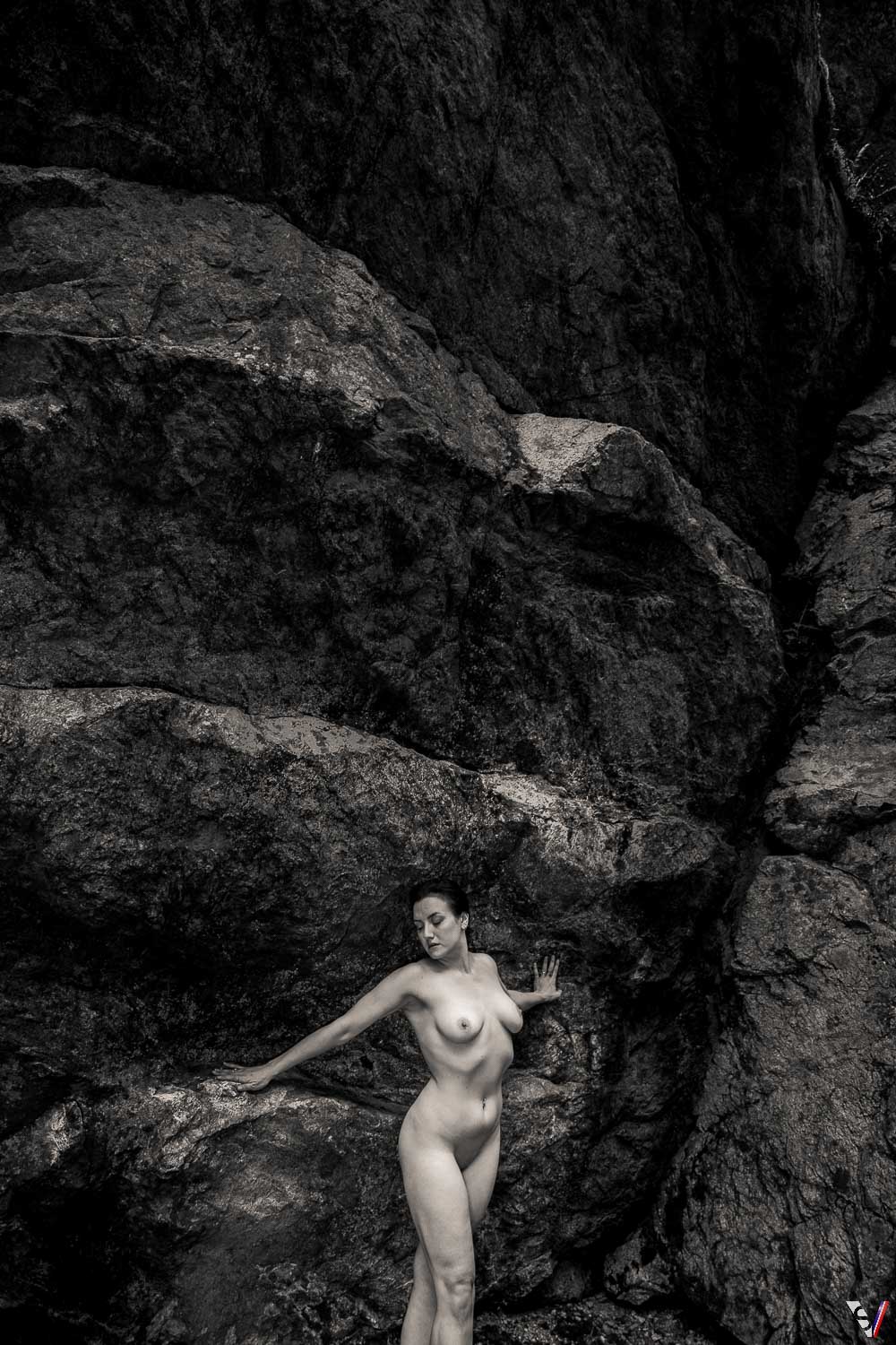 Gorgeous model, nude into the wild. 