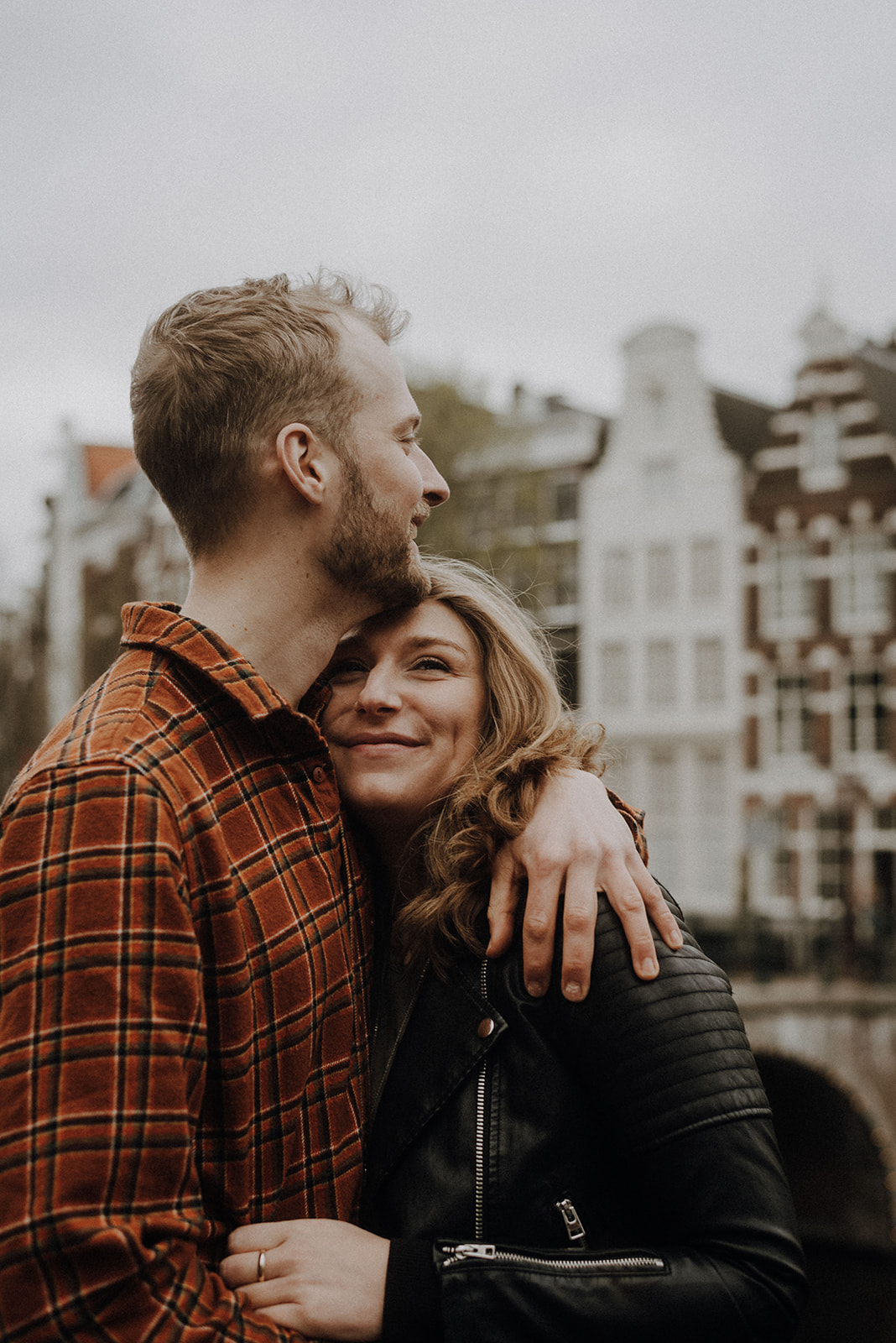 Historic Amsterdam buildings in background of maternity session photos