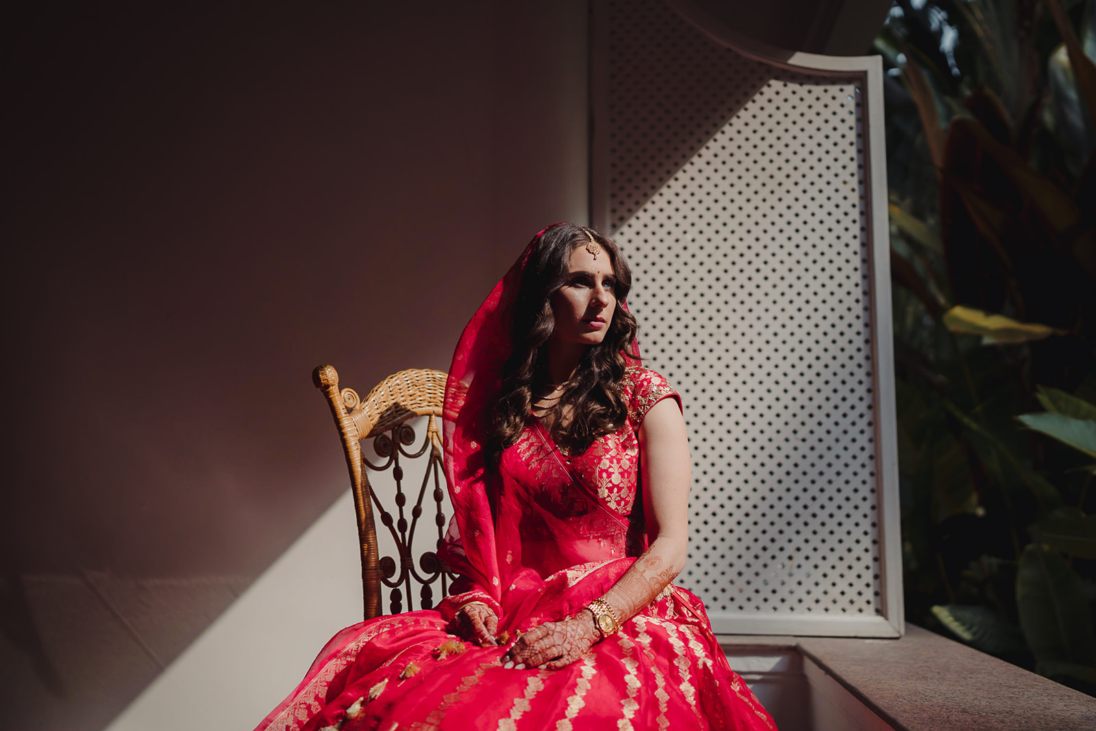 Graceful bride in a captivating bridal photosession