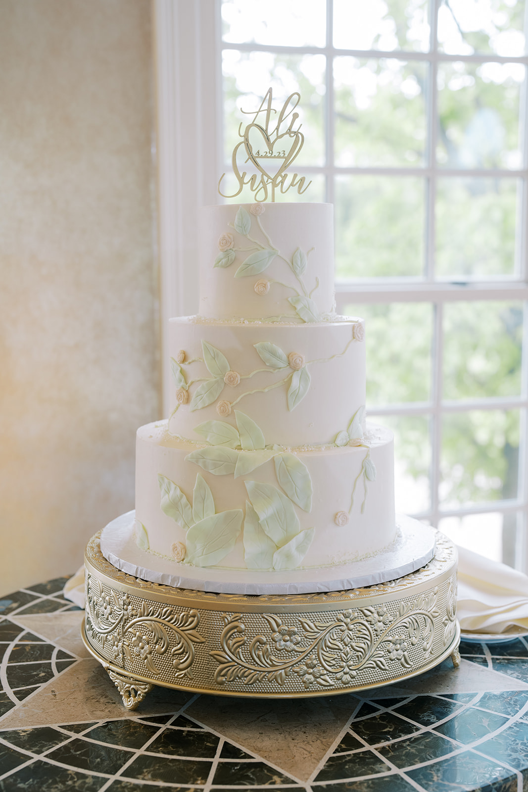 morais vineyard winery virginia bealeton wedding white wedding cake green leaves three tiered wedding cake roses on cake
